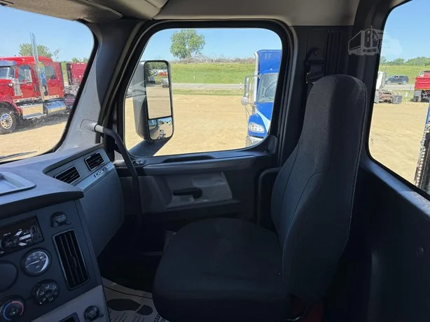 2021 Freightliner Cascadia in MN — photo 5