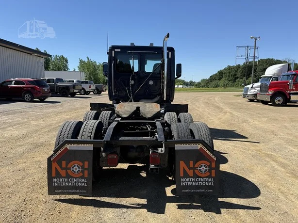 2021 Freightliner Cascadia in MN — photo 3