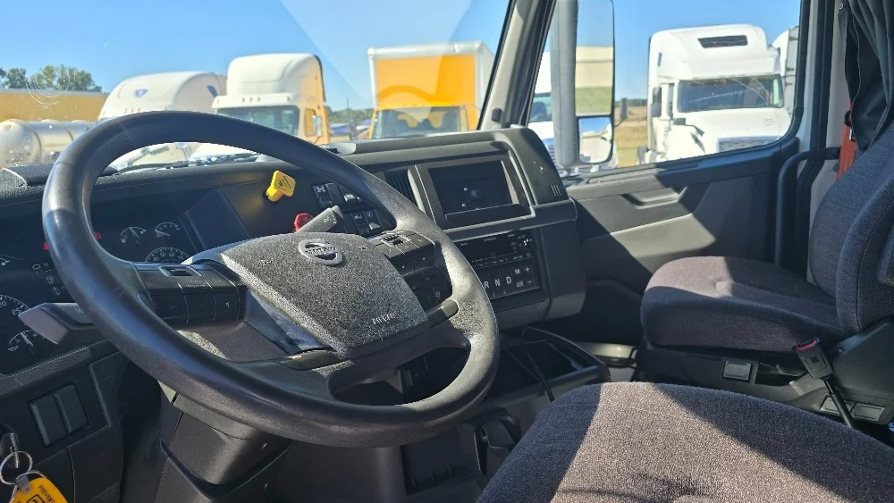 2022 Volvo VNL 760 - image 10