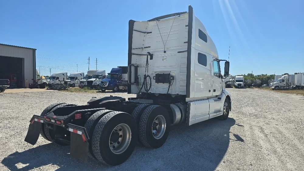 2022 Volvo VNL 760 - image 7