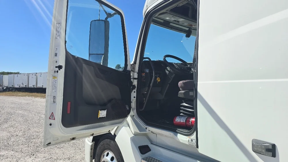 2022 Volvo VNL 760 - image 9