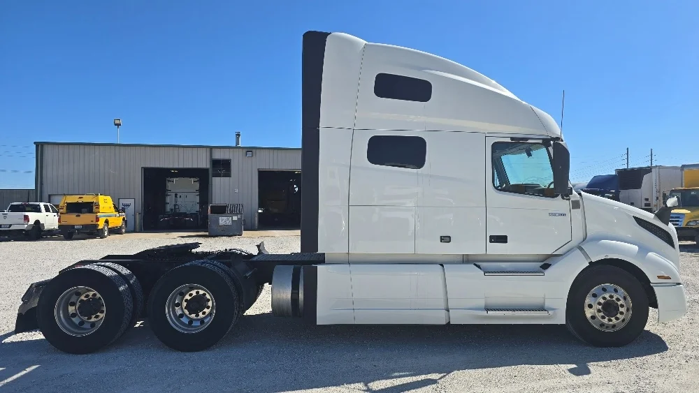 2022 Volvo VNL 760 - image 8