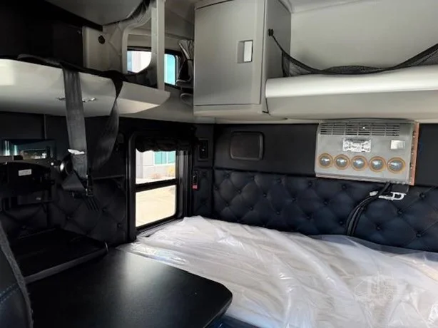 2022 Kenworth W990 - image 18