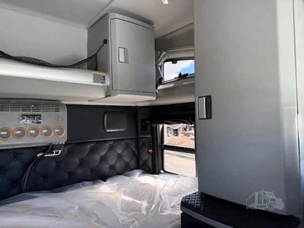2022 Kenworth W990 - image 16