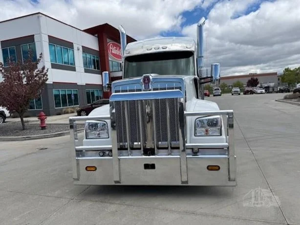 2022 Kenworth W990 - image 2