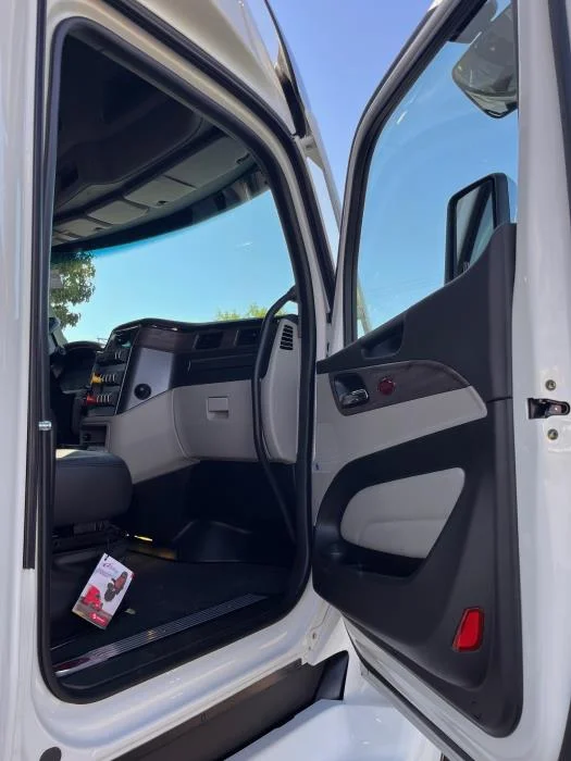 2026 Peterbilt 579 - image 17