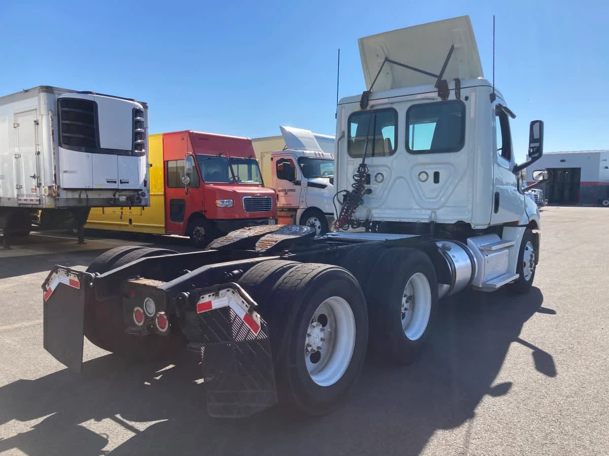 2019 Freightliner Cascadia - image 4