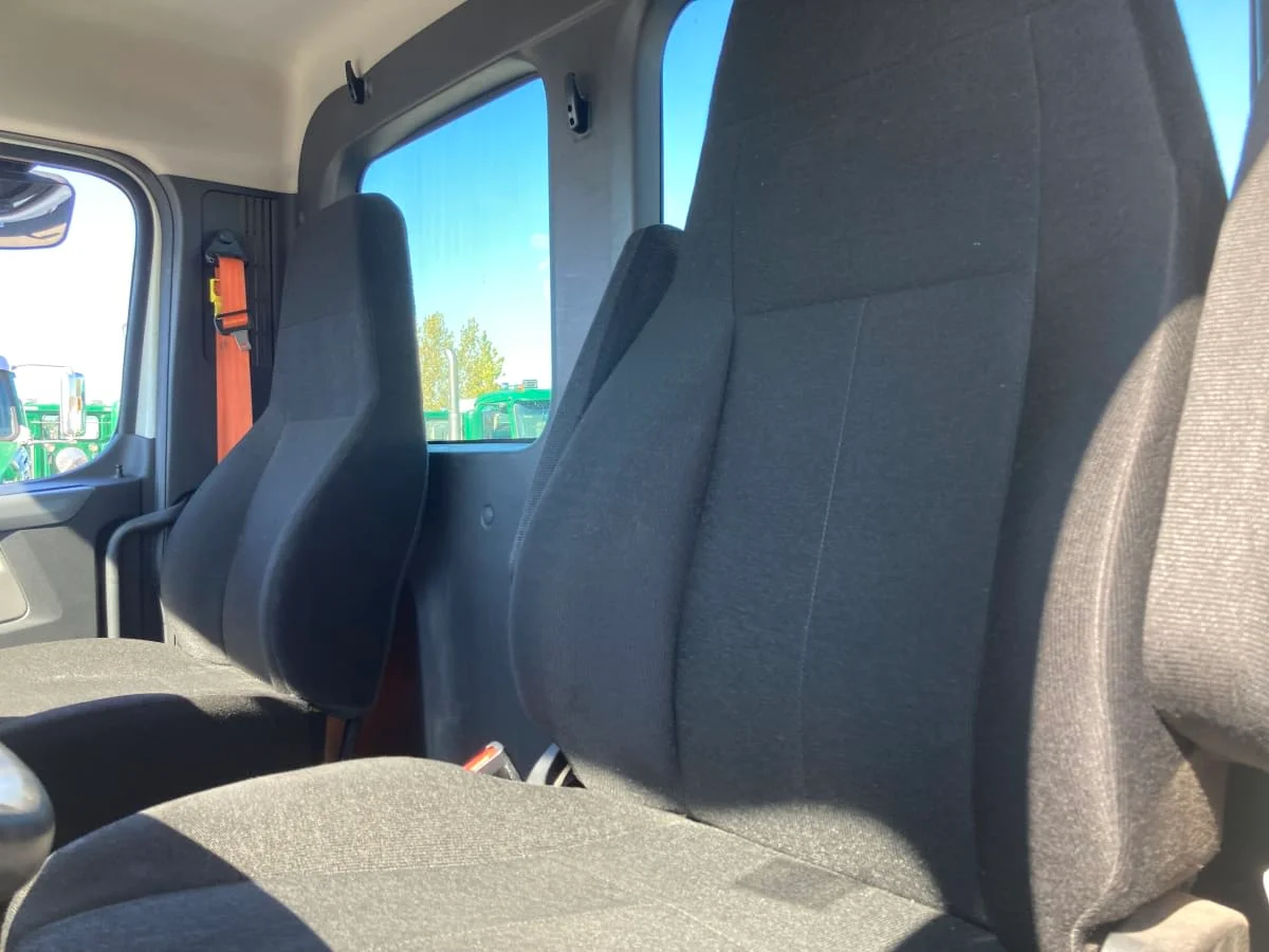 2019 Freightliner Cascadia - image 11