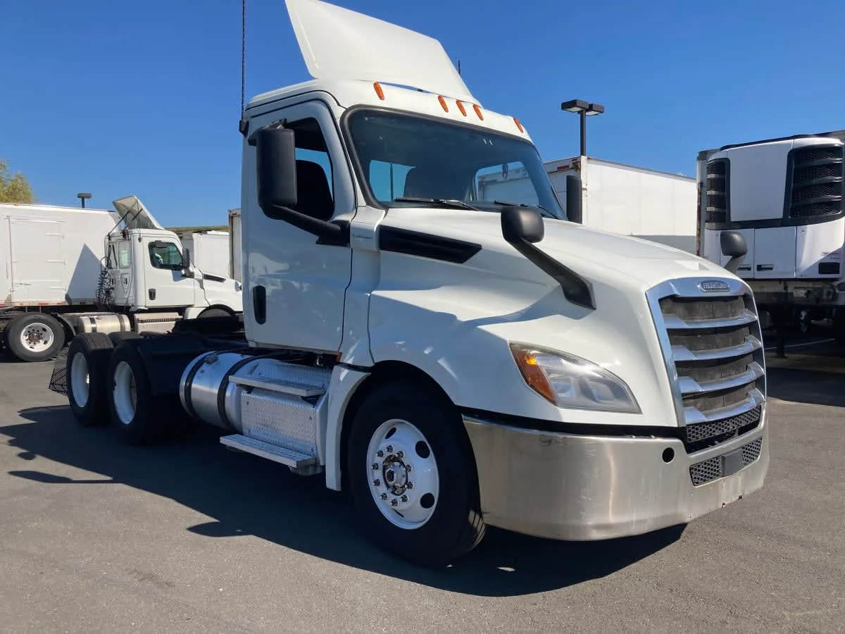 2019 Freightliner Cascadia - image 3