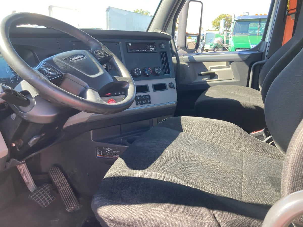 2019 Freightliner Cascadia - image 10