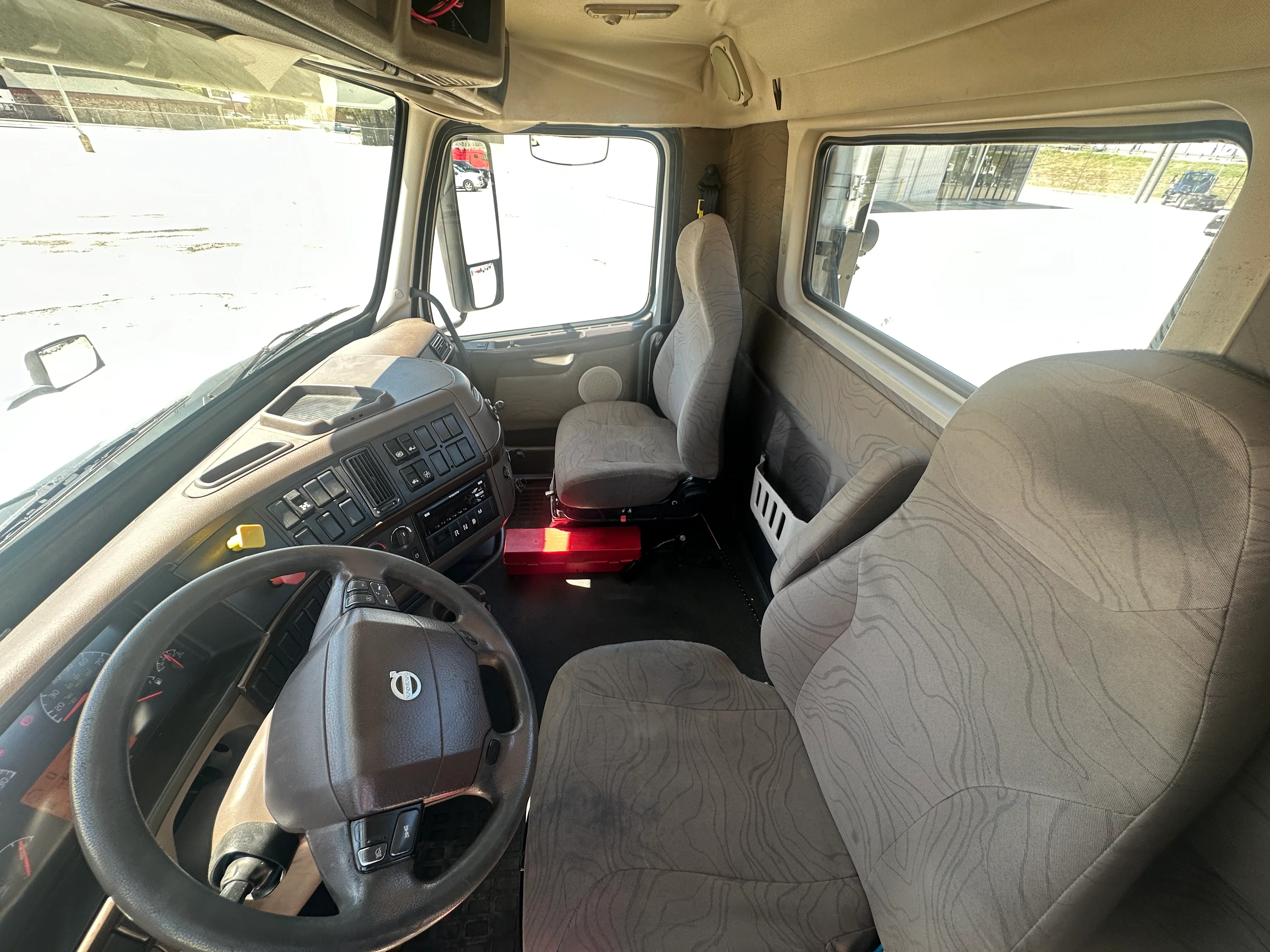 2018 Volvo VNL 300 in San Antonio, TX — photo 7