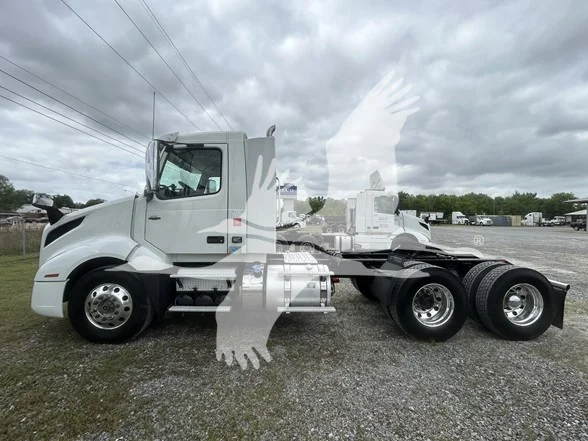 2020 Volvo VNL 300 - image 2