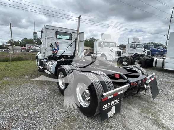 2020 Volvo VNL 300 in Saint Rose, LA — photo 3