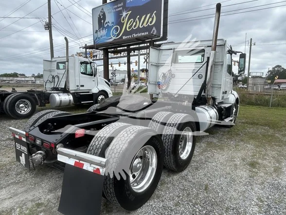 2020 Volvo VNL 300 - image 6