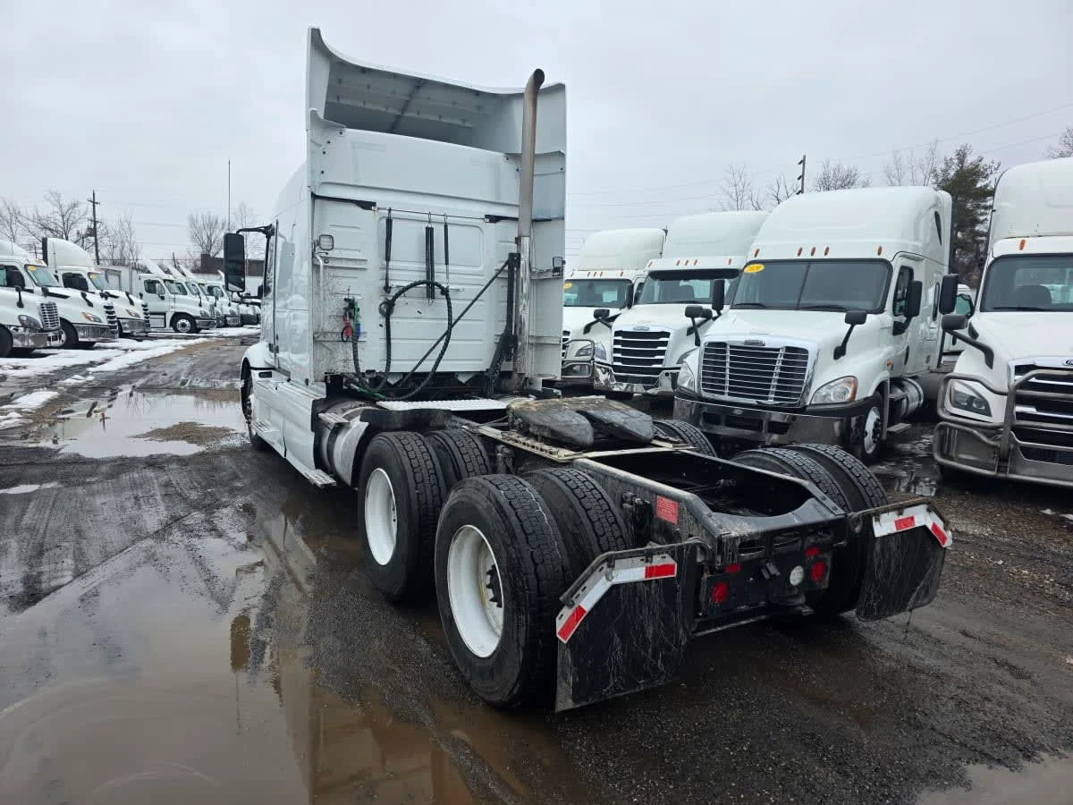 2020 Volvo VNR 640 - image 6