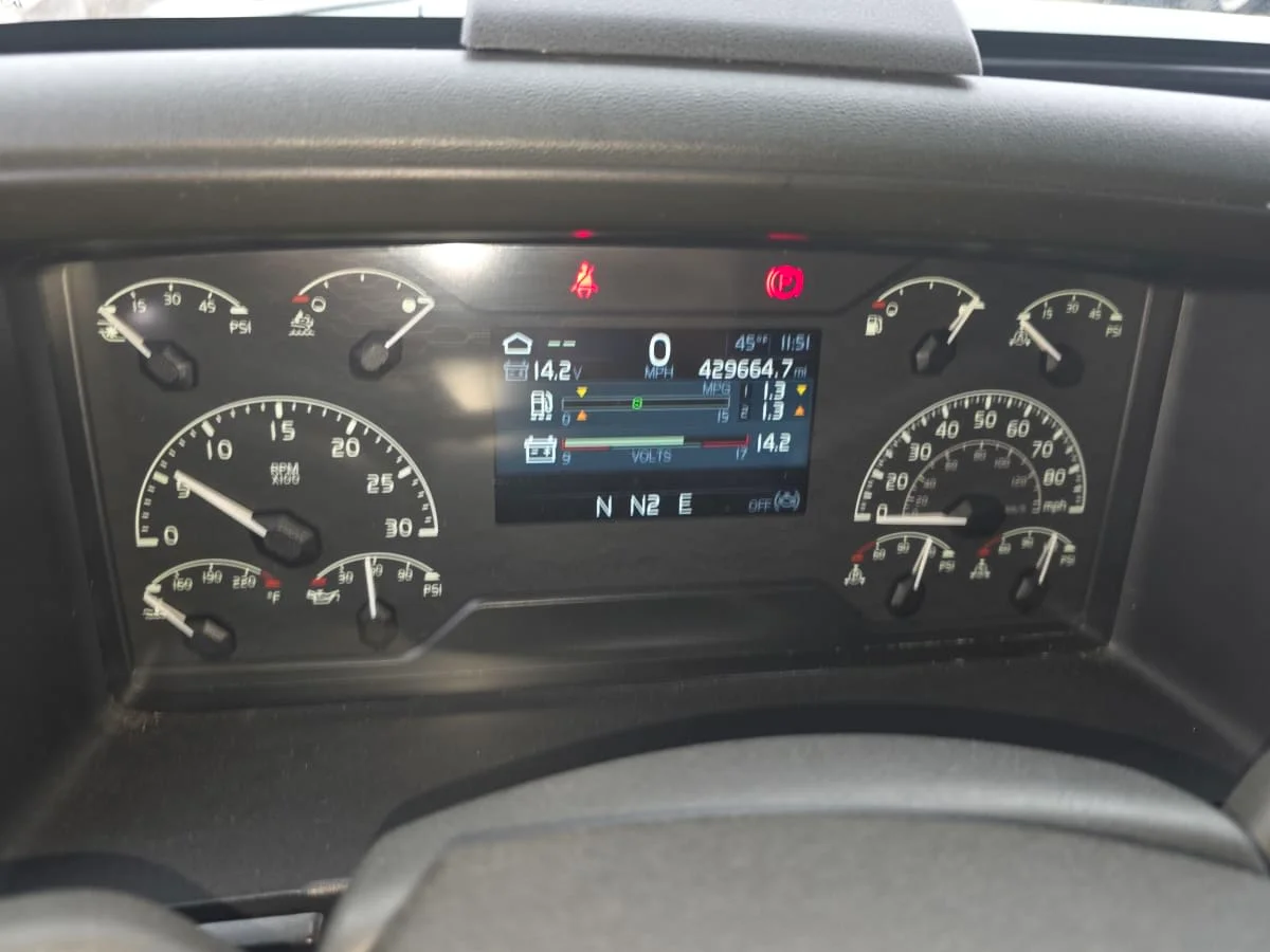 2020 Volvo VNR 640 - image 10