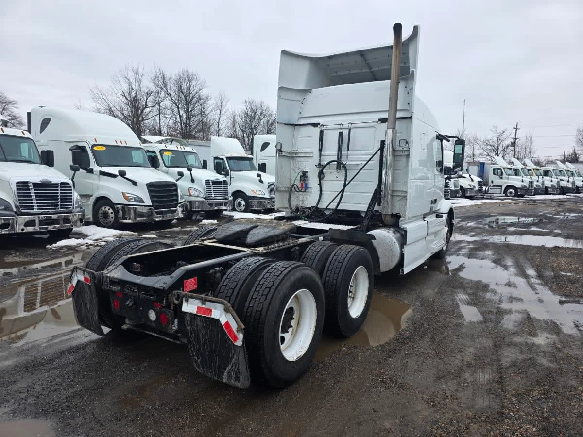 2020 Volvo VNR 640 - image 4