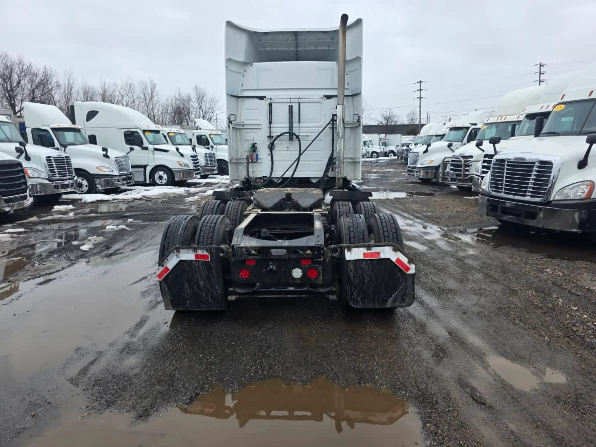 2020 Volvo VNR 640 - image 5