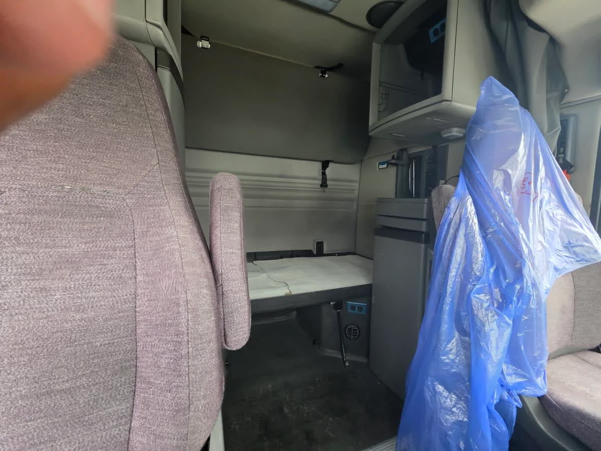 2020 Volvo VNR 640 - image 8