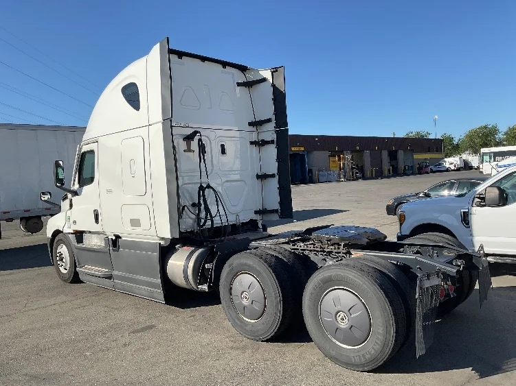 2023 Freightliner Cascadia - image 5