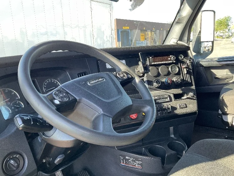 2023 Freightliner Cascadia - image 10