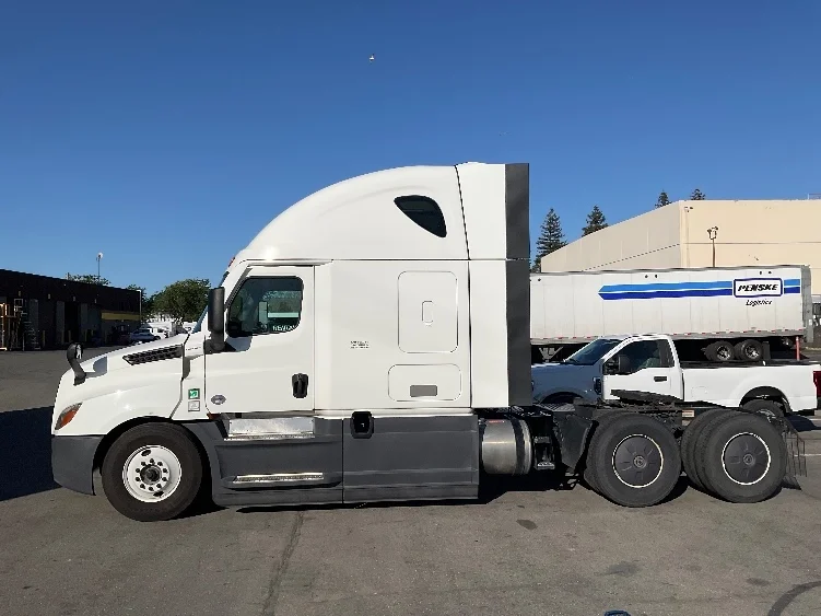 2023 Freightliner Cascadia - image 4