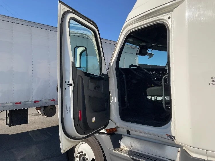 2023 Freightliner Cascadia - image 9