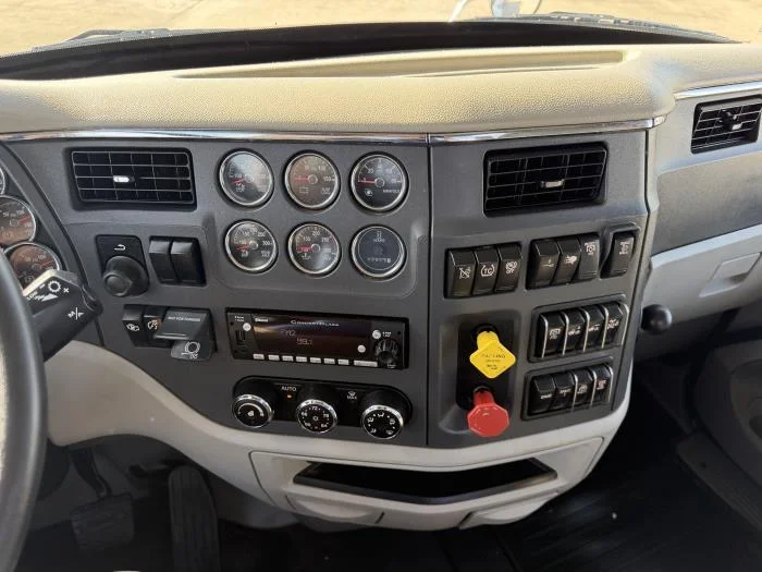 2022 Peterbilt 579 — photo 30