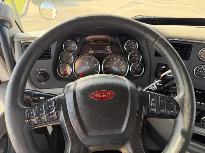 2022 Peterbilt 579 — photo 31