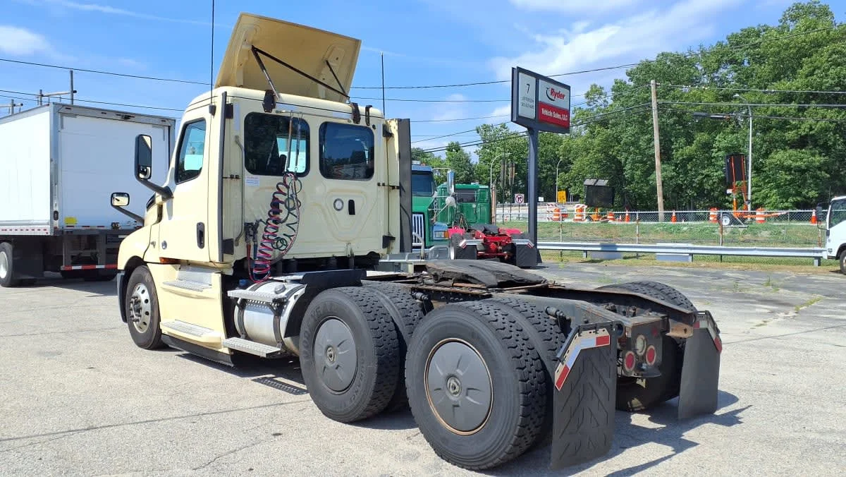 2020 Freightliner Cascadia in Warwick, RI — photo 6