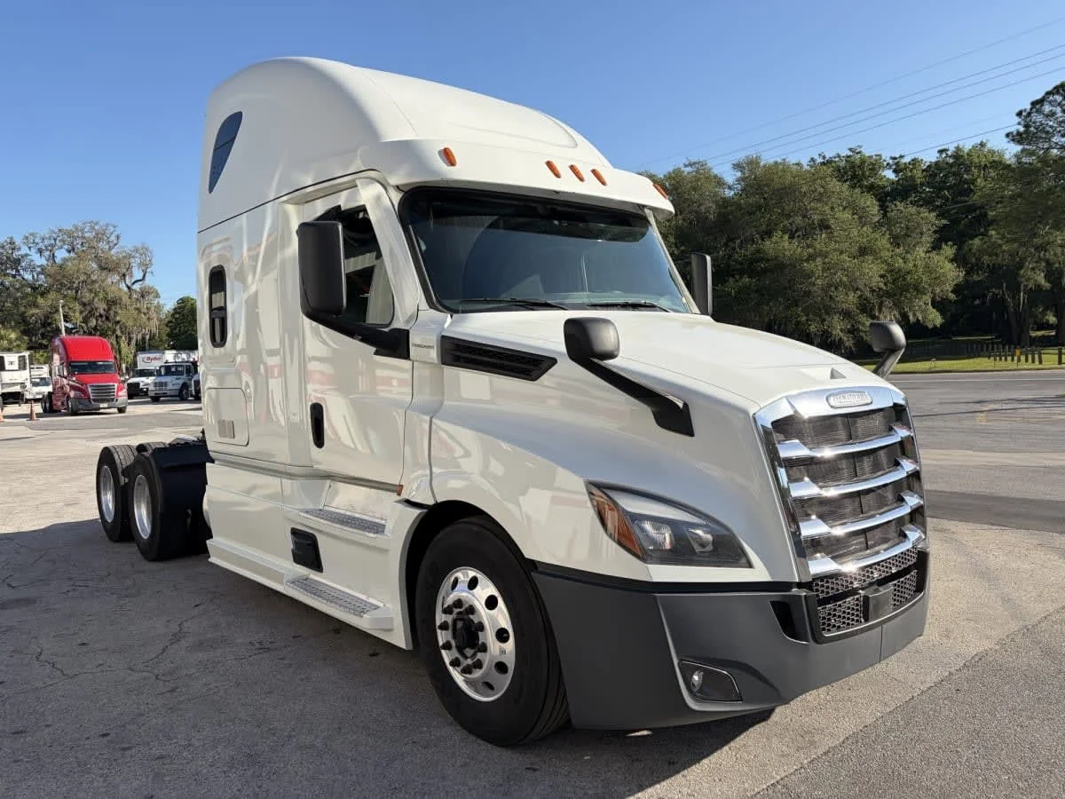 2022 Freightliner Cascadia in Jacksonville, FL — photo 3