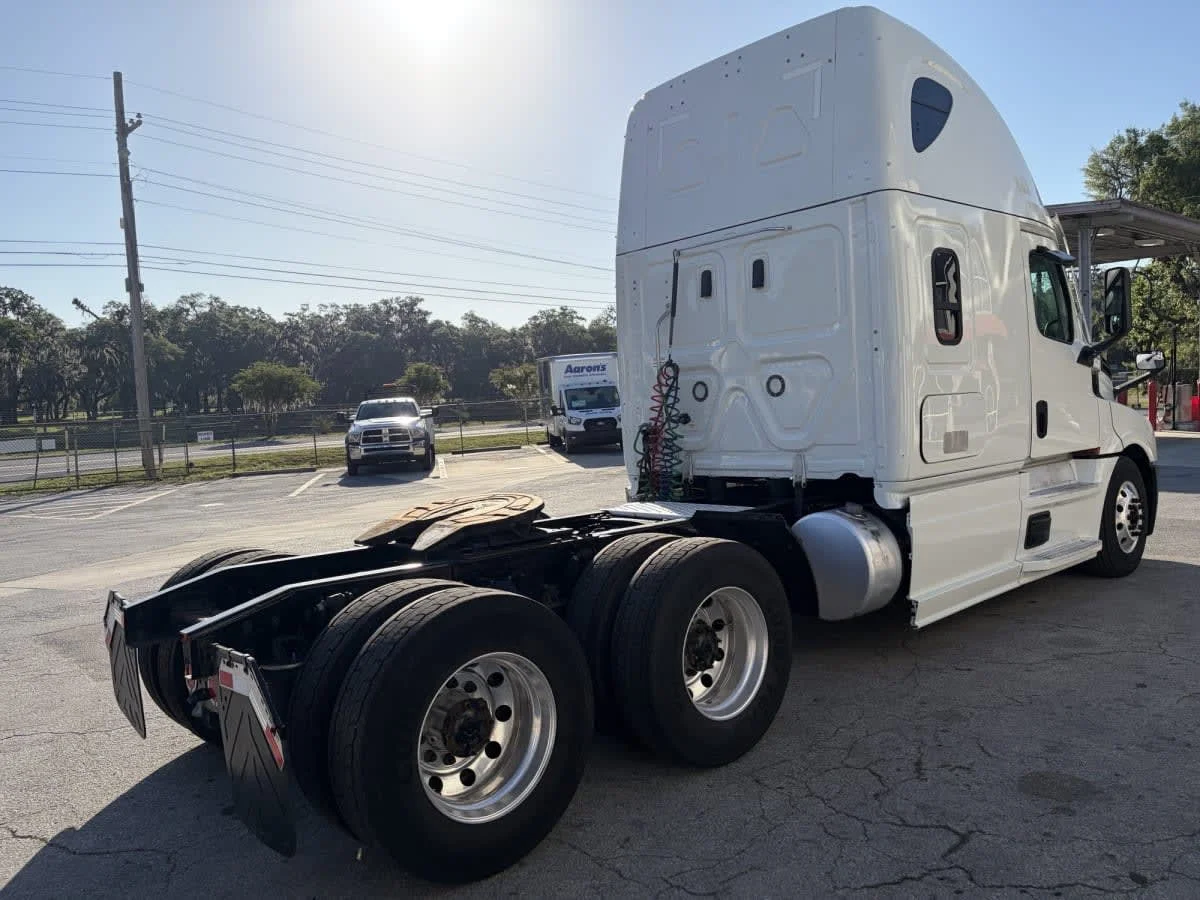 2022 Freightliner Cascadia in Jacksonville, FL — photo 4