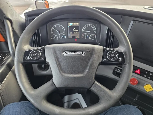 2019 Freightliner Cascadia - image 38