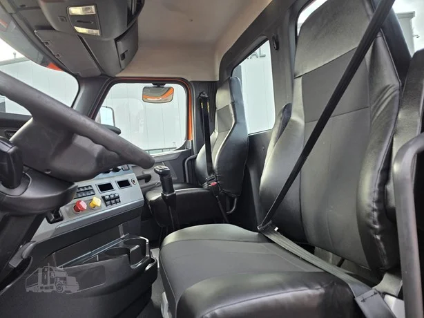 2019 Freightliner Cascadia - image 34