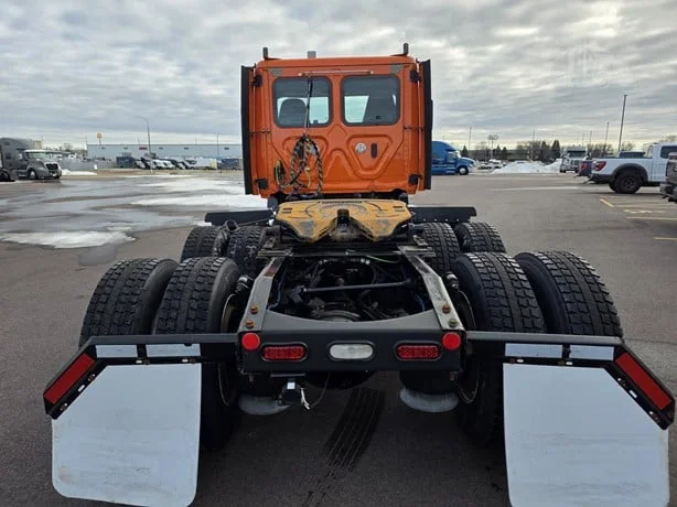 2019 Freightliner Cascadia - image 4