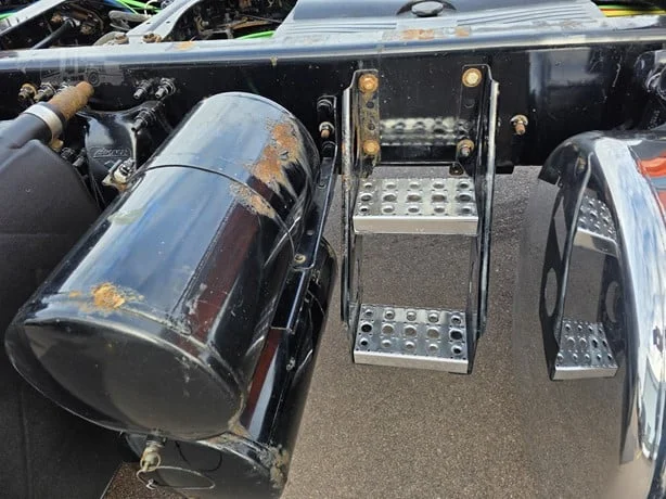 2019 Freightliner Cascadia - image 9