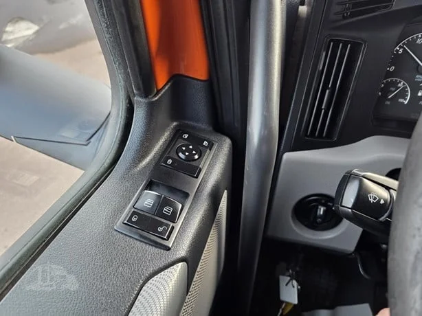 2019 Freightliner Cascadia - image 37