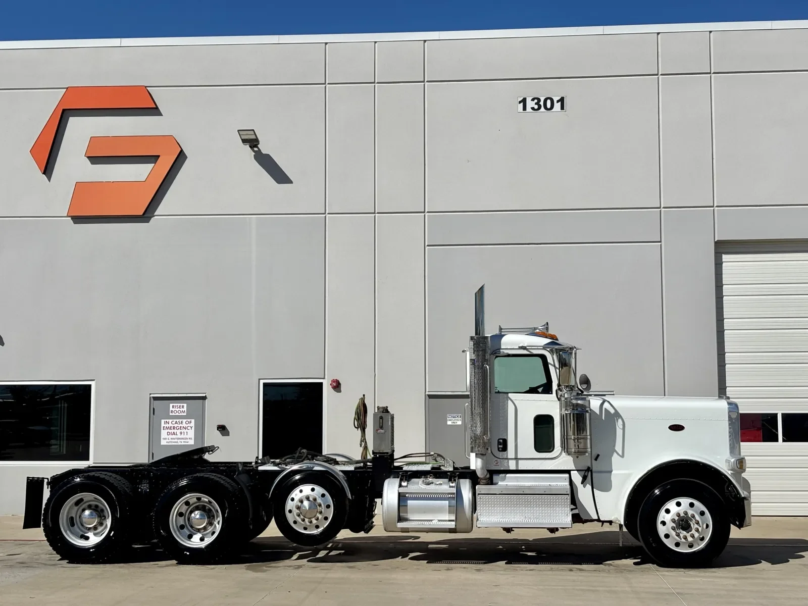 2020 Peterbilt 389 - image 3