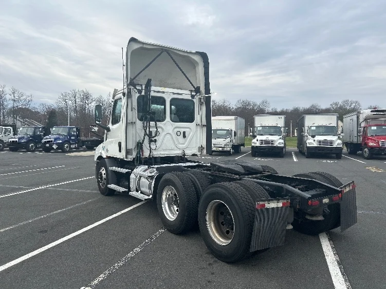 2021 Freightliner Cascadia - image 5