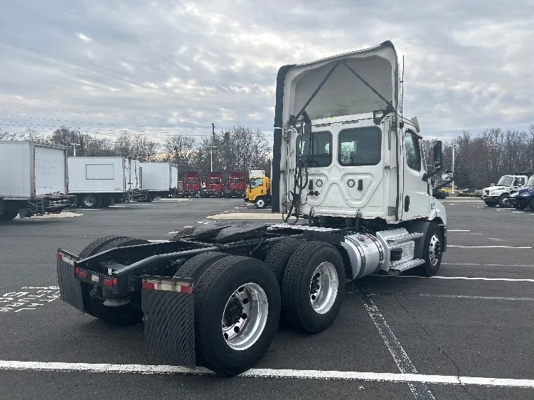 2021 Freightliner Cascadia - image 7