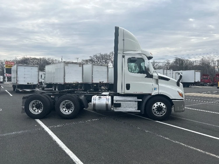 2021 Freightliner Cascadia - image 8