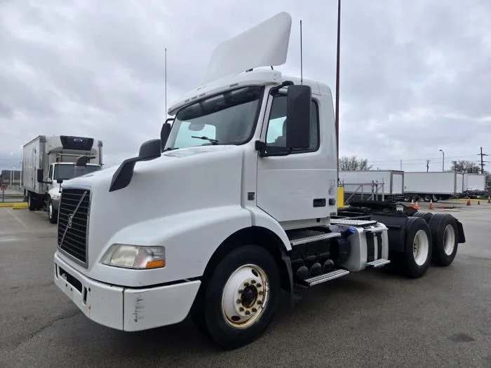2016 Volvo VNL 300 - image 2
