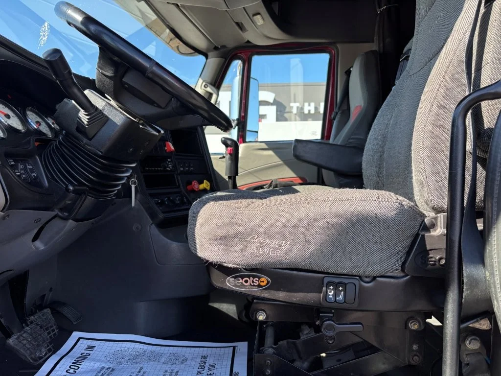 2015 International LT - image 13