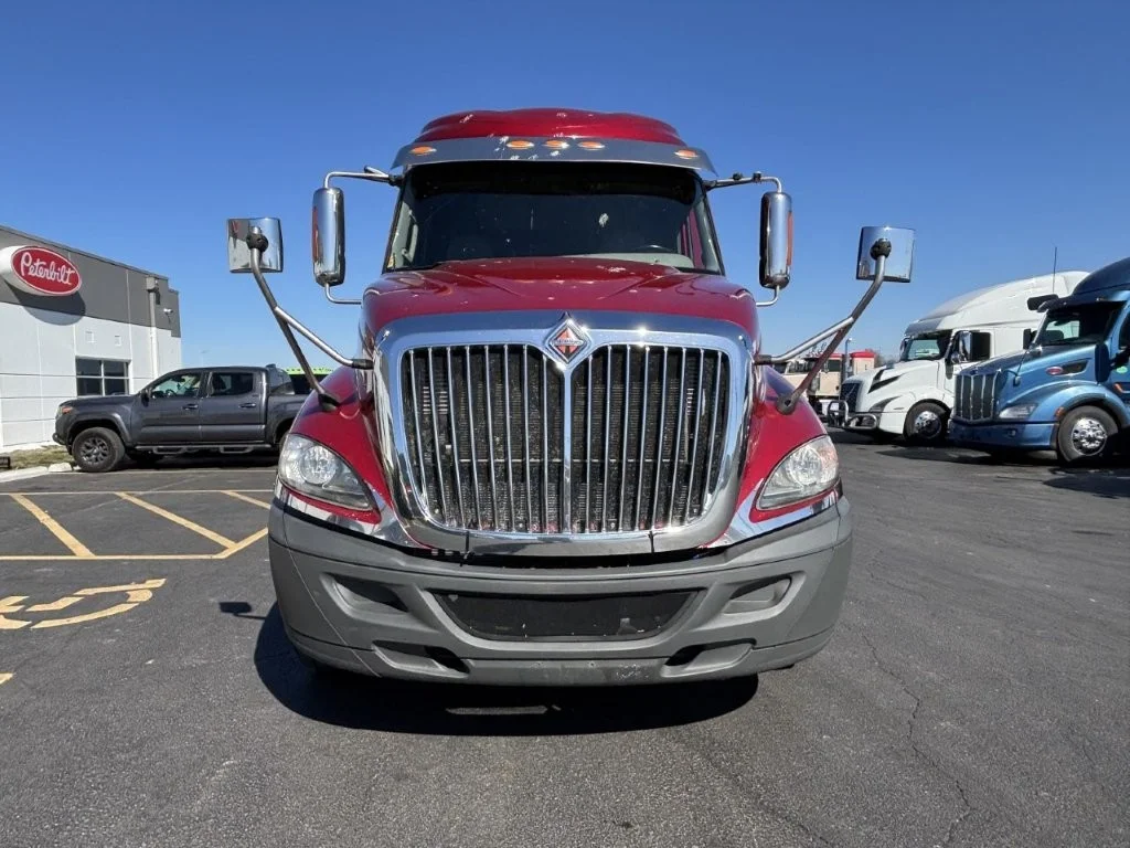 2015 International LT - image 3