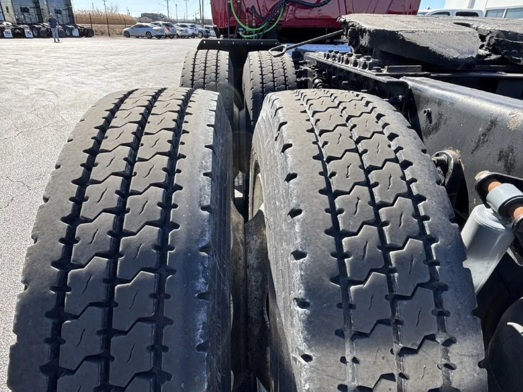 2015 International LT - image 5