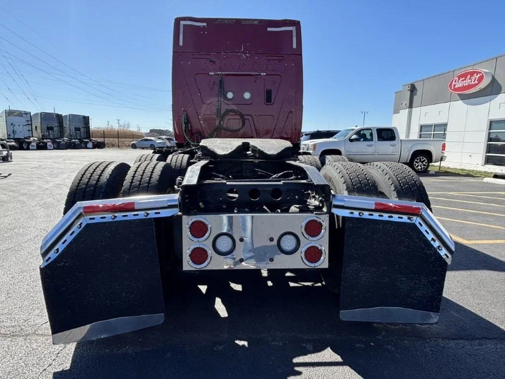 2015 International LT - image 7