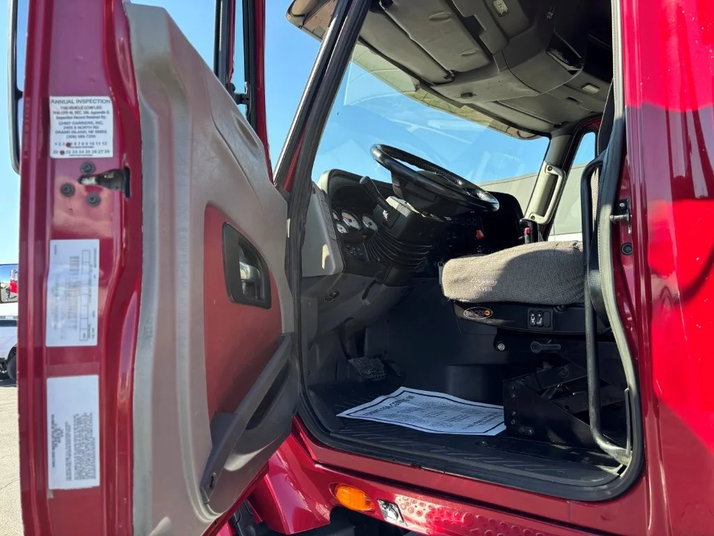 2015 International LT - image 12