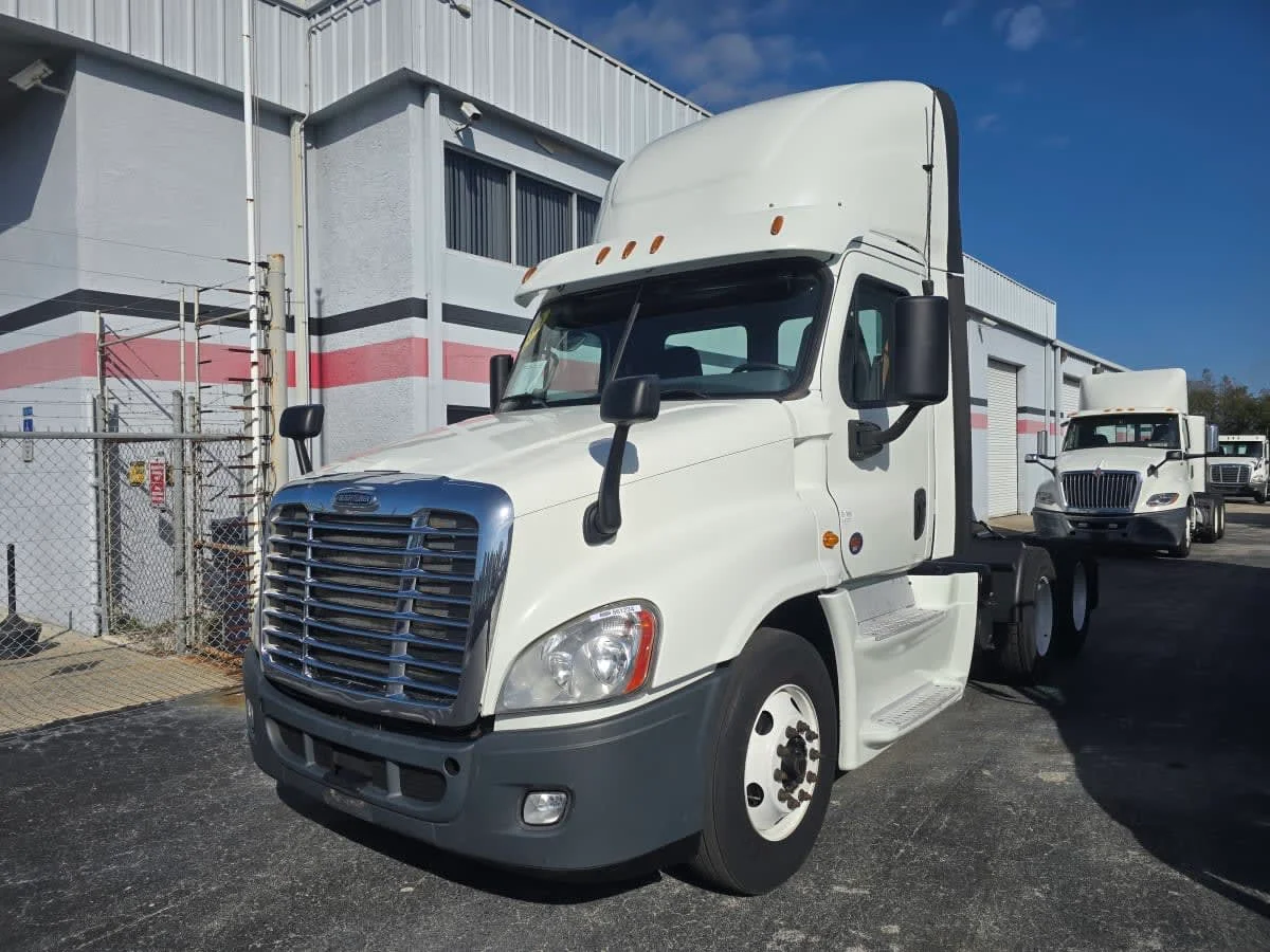 2019 Freightliner Cascadia - image 3