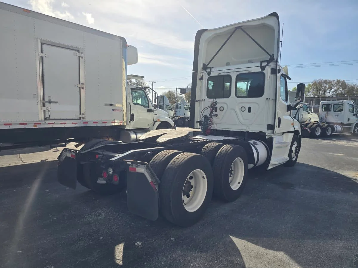2019 Freightliner Cascadia - image 6