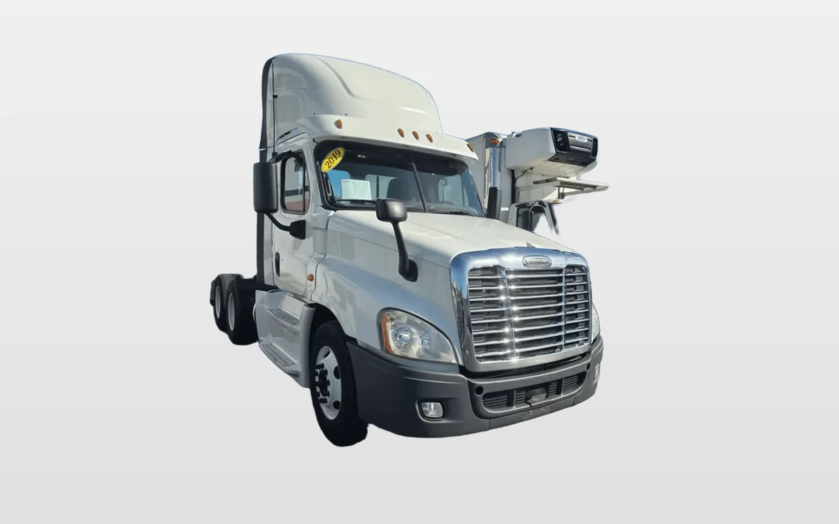 2019 Freightliner Cascadia - image 1